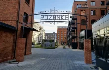 Różanka czy Auschwitz? Kontrowersyjna brama osiedla we Wrocławiu