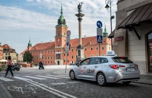 Taksówkarze muszą zrobić miejsce. Uber wjeżdża na lotnisko Chopina w Warszawie