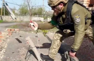 Dron kamikaze Switchblade atakuje rosyjski czołg