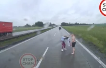 Półnagi mężczyzna szarpał dziewczynę na autostradzie A4 [WIDEO]