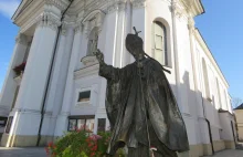 Wadowice. Z papieskiej laski trysnęła woda. Ludzie myślą, że to cud....