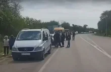 Sznur aut. Rosjanie blokują Ukraińcom drogę do Zaporoża.