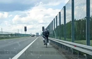 Rowerzysta jechał drogą ekspresową. Nietypowe tłumaczenie mężczyzny