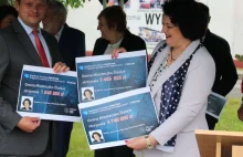 Barbara Dziuk, posłanka PiS rozdaje na mieście rządowe czeki z własnym zdjęciem