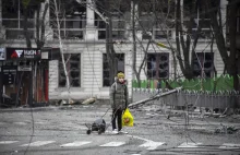 Rosjanie nie mają dla nich litości. "Mieszkańcy Mariupola pracują za wodę"
