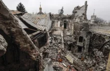 Wycieczka po ruinach teatru w Mariupolu. Rosjanie zaprosili gości