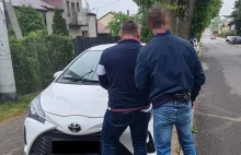 Rozebrał się i wskoczył do łóżka sąsiadki. Uciekał przed policją