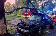 Porsche uderzyło w drzewo. Zginął 31-letni kierowca