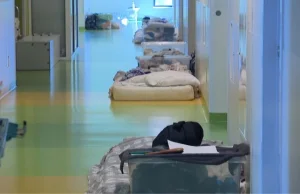 Spanie na podłodze w korytarzu. Tak się w Polsce leczy dzieci z problemami...