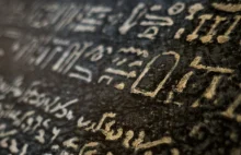 Kamień z Rosetty: jak propagandowa wiadomość pomogła odczytać hieroglify?