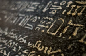 Kamień z Rosetty: jak propagandowa wiadomość pomogła odczytać hieroglify?