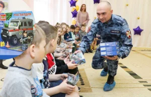 Ros żołnierze rozdają dzieciom podróbki Lego: więźniarkę i policjantów z pałkami