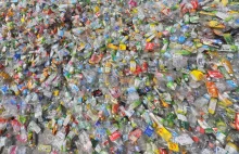 Enzym zaprojektowany przez AI może pożreć plastikowe śmieci w kilka godzin