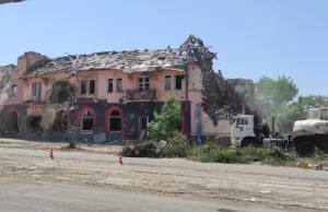Mariupol: Okupanci wywożą gruz z rozbiórki domów wraz z ciałami na wysypisko