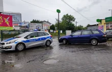 Podjechał na miejsce wypadku z flaszką w ręku. Stojąc w korku pił wódkę...