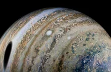 Jowisz na niesamowitym nagraniu z Juno. To "widzi" sonda podlatująca do...