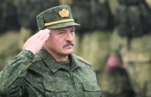 Łukaszenko chce przyciągnąć nowych żołnierzy. "Nawet sprzątaczka zarabia więcej"