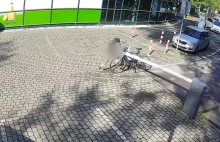 Niebezpieczna sytuacja: rowerzysta z telefonem w ręku wjechał w szlaban