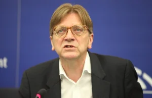 Verhofstadt z grupą europosłów domaga się odwołania szefowej KE za polski KPO
