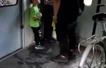 Rosja. Kacap znęca się nad dzieckiem w pociągu za niebiesko-żółty plecak