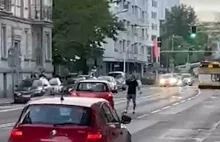 „Nafukany Sebix”. W Katowicach mężczyzna pluł i uderzał w samochody na ulicy