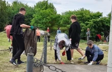 Ukraińcy kontynuują sprzątanie polskich cmentarzy -