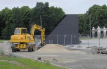 Trwają prace przy przebudowie otoczenia pomnika Ofiar Tragedii Smoleńskiej