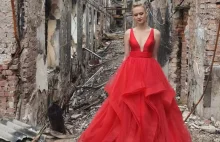 Nastolatka pozowała w balowej sukni na tle Charkowa. Wzruszające słowa