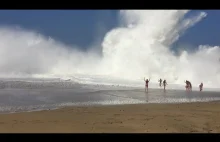 Gigantyczna fala na plaży Lumaha'i w Kauai na Hawajach