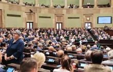 Samotny protest posłanki podczas przemówienia premiera.