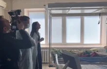 Rosyjscy artyści zaśpiewali o "ogniu śmiertelnym" przed poparzonym żołnierzem