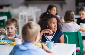 brytyjskie dzieci jedzą robaczaną pastę