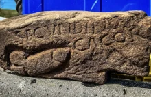 Rzeźbiony kamień z penisem i wyzwiskiem znaleziony w słynnej Vindolandzie.