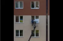 Rosja, wjechali na 3 piętro i zamalowali okna w którym była flaga Ukrainy