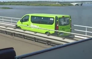 GTV bus po chodniku