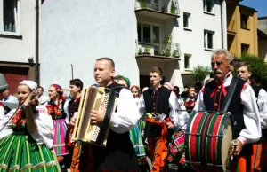 Uroczystości Bożego Ciała. Dywany kwiatowe w Spycimierzu, stroje ludowe w...