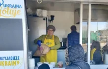 Ukraiński food truck z pierogami, bigosem i barszczem.