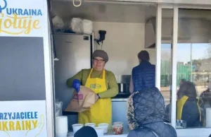 Ukraiński food truck z pierogami, bigosem i barszczem.