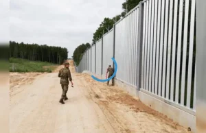 Budowa zapory na polsko-białoruskiej granicy. Przęsła ustawione są już na...