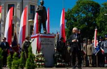 Niesamowita buta PiS! Jarosław Kaczyński odsłonił pomnik brata. Bez zgody władz