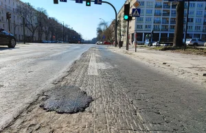 W Krakowie remontowano ulicę... plackami z asfaltu. xD [ZDJĘCIA]