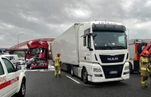 Autostrada A1 jest zablokowana. Samochód osobowy został zmiażdżony...