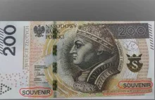 Płacili banknotami prezentowymi. Wpadli przez napis