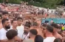 Bijatyka 100 osób na basenie w Berlinie. Poszło o pistolety na wodę