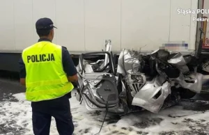 Ciężarówki zmiażdżyły auto na A1. Nie żyje 22-latka. Policja szuka świadków