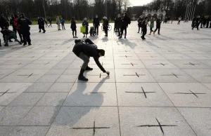 Malował węglem krzyże przy pomniku smoleńskim. Został skazany przez sąd