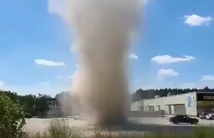 Leszno. "Diabełek pyłowy" na parkingu. Niecodzienne zjawisko przypomina tornado