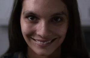 Zabójczy uśmiech – córka Kevina Bacona zagrała w horrorze „Smile”