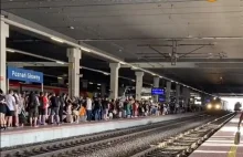 Cały peron klaskał spóźnionemu pociągowi na poznańskim dworcu