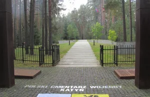 Rosjanie zacierają ślady polskiej pamięci w Katyniu. Usunęli flagę